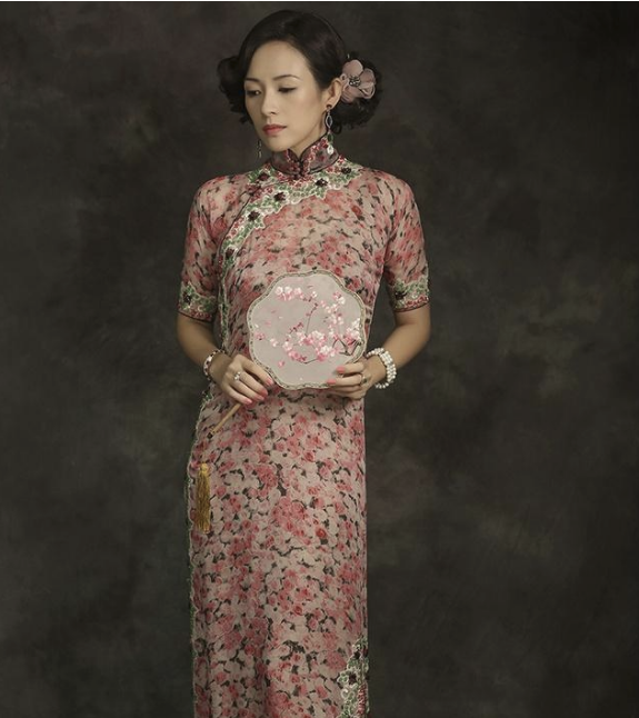 43岁章子怡像吃了防腐剂穿紧身亮片旗袍前凸后翘超辣造型封神