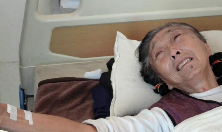 85岁马玉琴晚年凄惨晚上捡地瓜充饥孙子跟丈夫组团啃老