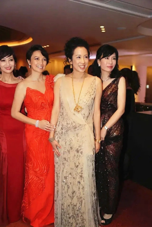 朱玲玲和二婚老公同框穿薄纱连衣裙好迷人鸟巢发型抢镜