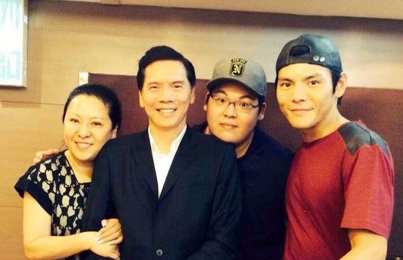 向华强仨孩子不同命向佐成名向佑入狱一个女儿42岁未结婚