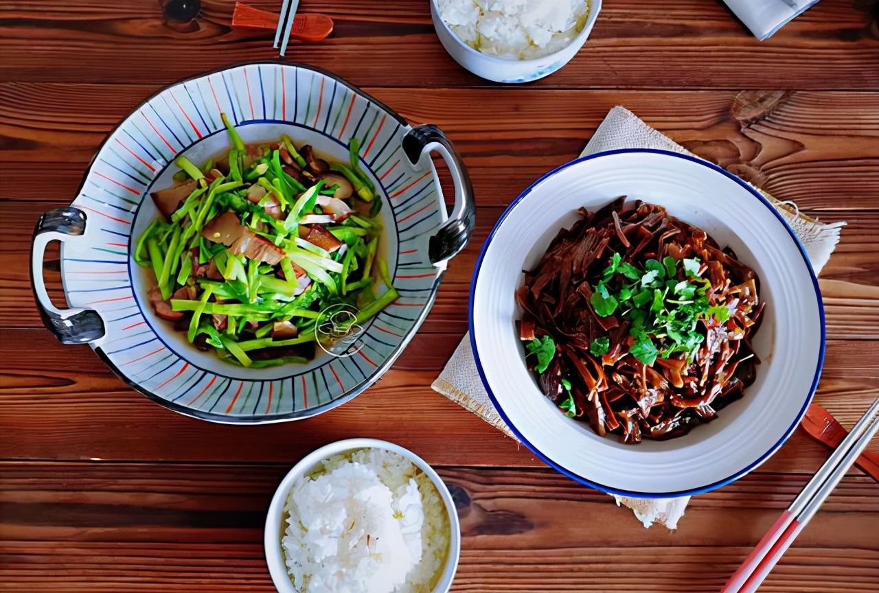 午餐:臘肉炒水芹菜 雞湯燉豆角幹.