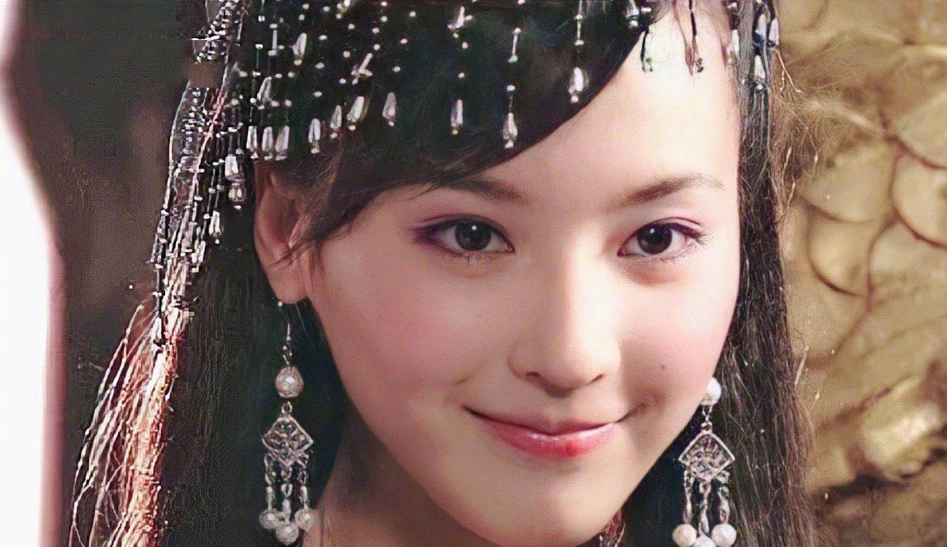 她第一次分饰两个角色,一个是性格跳脱的反派,一个是气质高贵的公主