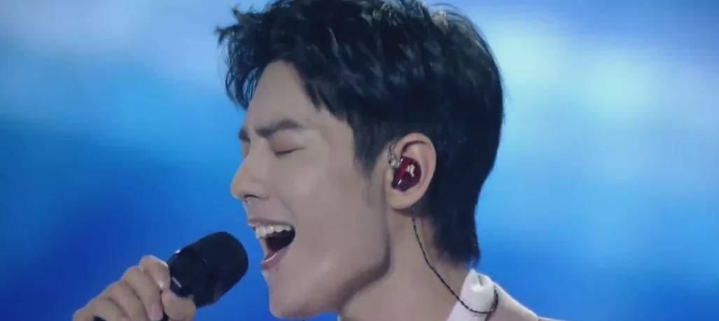 肖战唱歌依然十分卖力,而且值得瞩目的是,这次他的红色耳返上还清晰