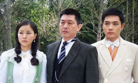 59岁男星庹宗华二婚一家3口甜蜜出游儿子身高到父母腰部