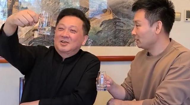 刘和刚与恩师家中聚会,65岁郁钧剑满面红光,两人举杯豪饮感情深__财经