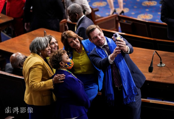 身着乌克兰国旗颜色的美国国会议员微笑自拍 图片来源：澎湃新闻