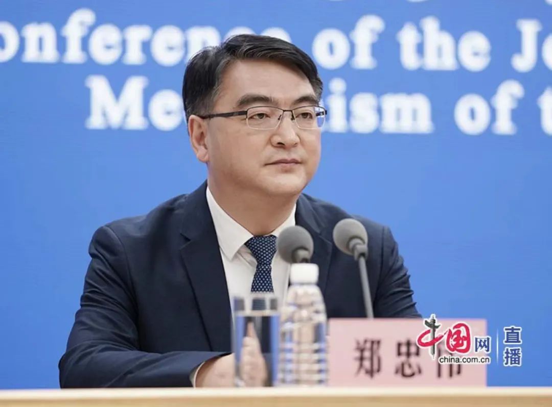 国家卫健委科技发展中心主任郑忠伟介绍了奥密克戎变异株新冠疫苗研发