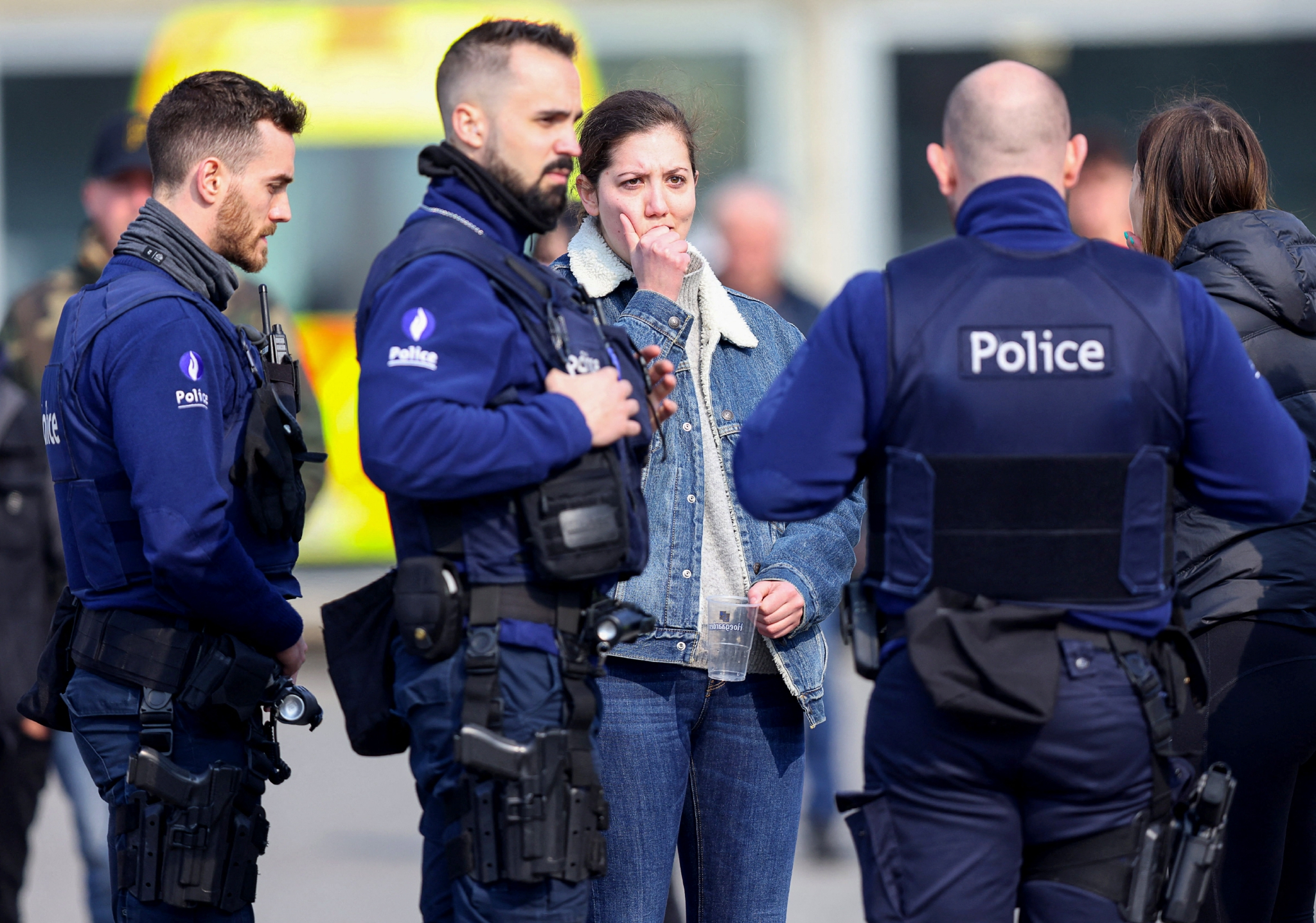 比利时一汽车冲入人群造成至少6人死亡|比利时|新华社|警察_新浪新闻