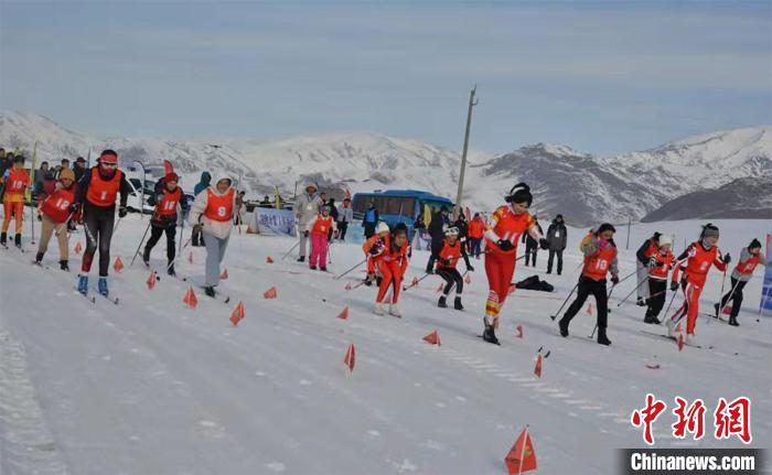 资料图：新疆青少年越野滑雪锦标赛在有着“中国雪都”之称的阿勒泰市拉开帷幕，百余名青少年选手参赛。　胡俊秀 摄