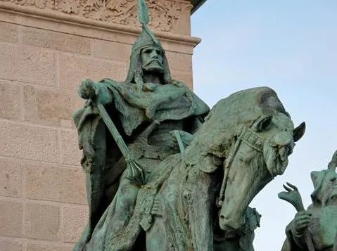 布达佩斯的阿提拉雕像有意思的是,匈牙利是欧洲为数不多跟东方一样,把