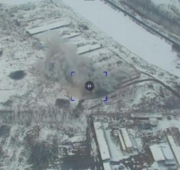 俄罗斯无人机拍摄的“匕首”导弹命中乌克兰营房画面