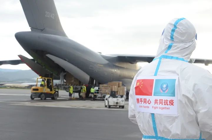 2022年2月18日，中国政府援助物资运抵所罗门群岛首都霍尼亚拉（中国驻所罗门群岛大使馆供图）