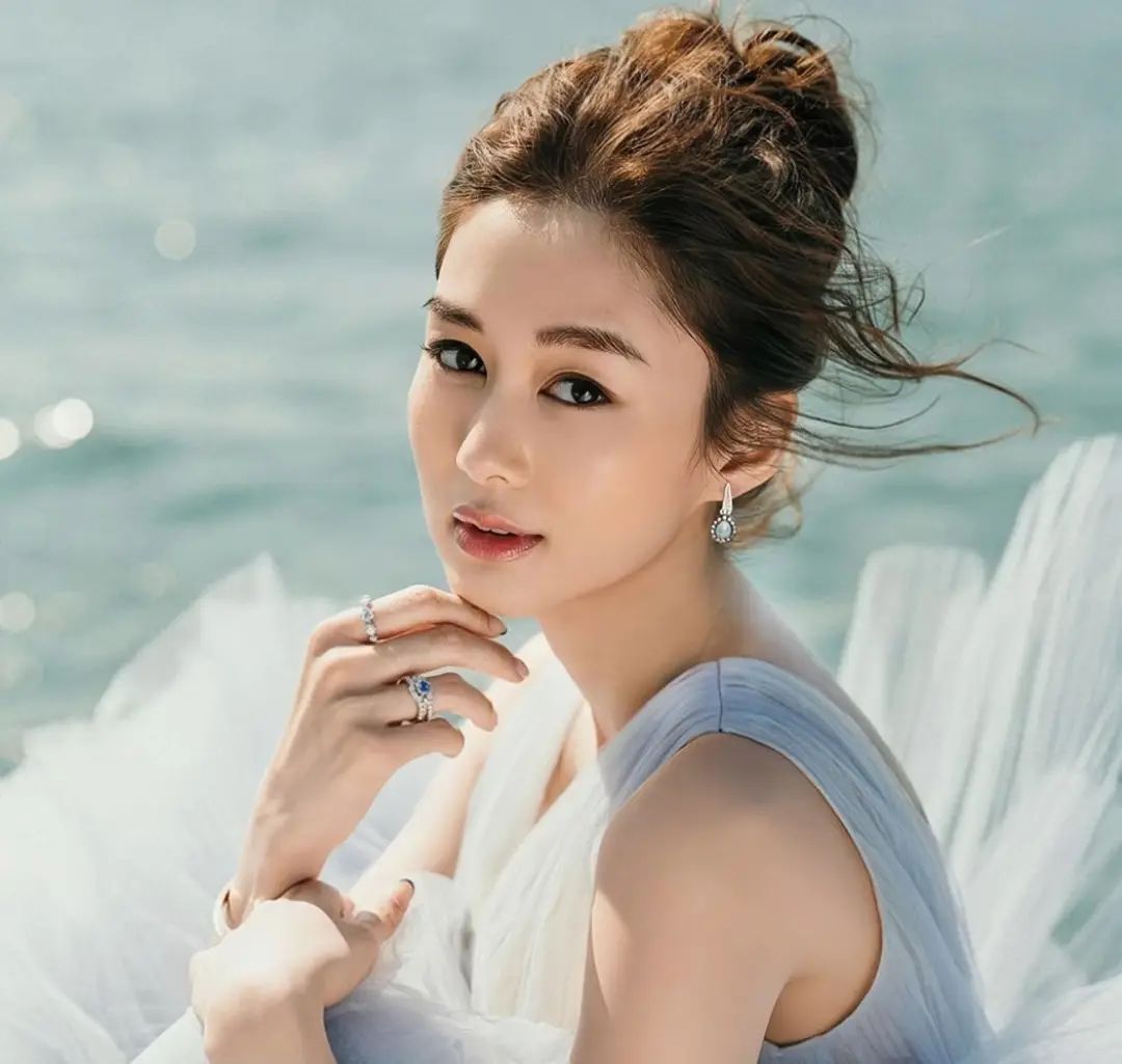 再陷整容疑云,38岁tvb前甜美花旦嘴唇像打了丰唇针,老了20岁|岑丽香