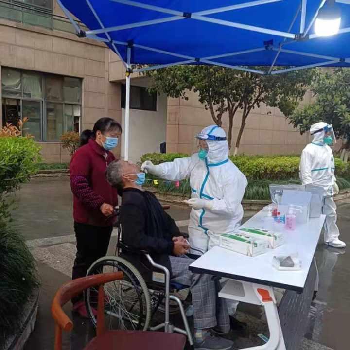 杭州三墩镇核酸检测有序进行中,三区内首轮结果均为阴性|新冠肺炎