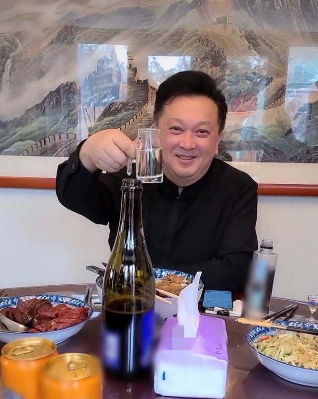 刘和刚与恩师家中聚会,65岁郁钧剑满面红光,两人举杯豪饮感情深__财经