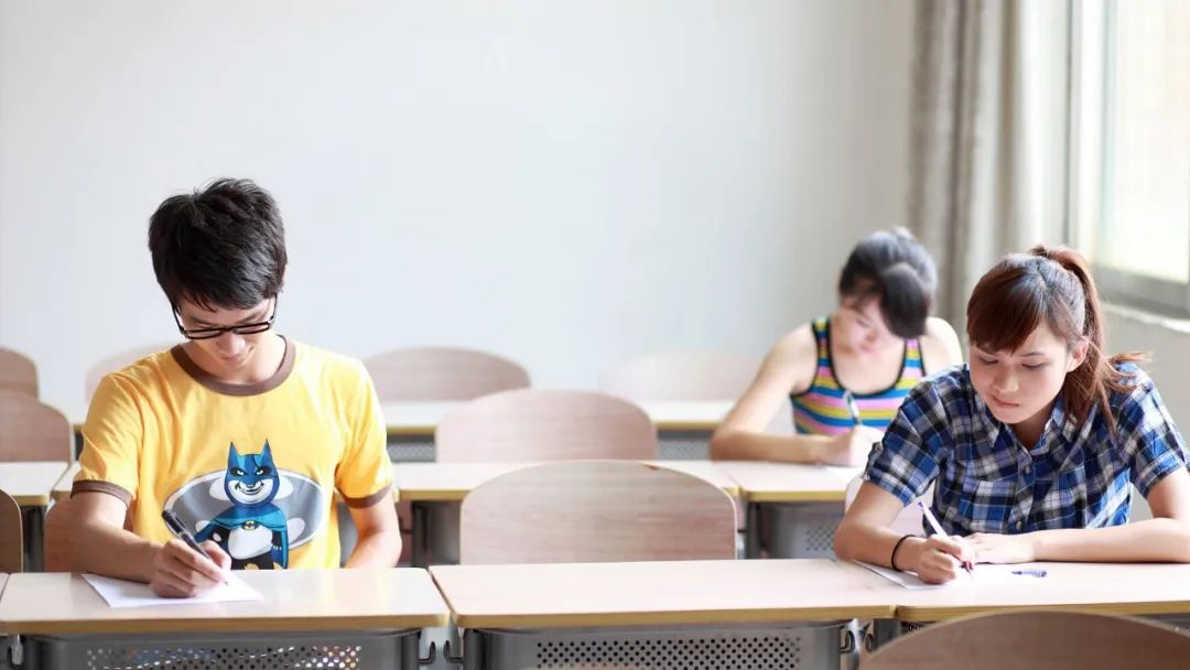 封校后的大学生活？有的人活着，其实已经疯了…休闲区蓝鸢梦想 - Www.slyday.coM