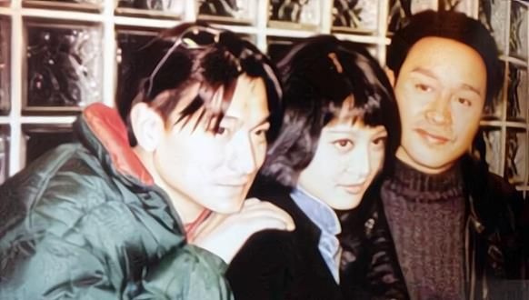 这种霸气直爽的气质,不仅受到了很多平民的喜爱,就连张国荣和刘德华也