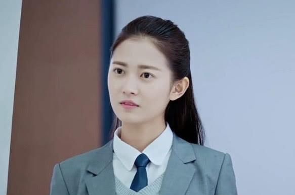 在《新鲜肉老师》中,陈先生饰演班里的花陈琳.