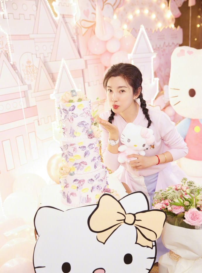 的确,从李冰冰晒出的照片来看,她的生日宴会在好友们的布置下,完全