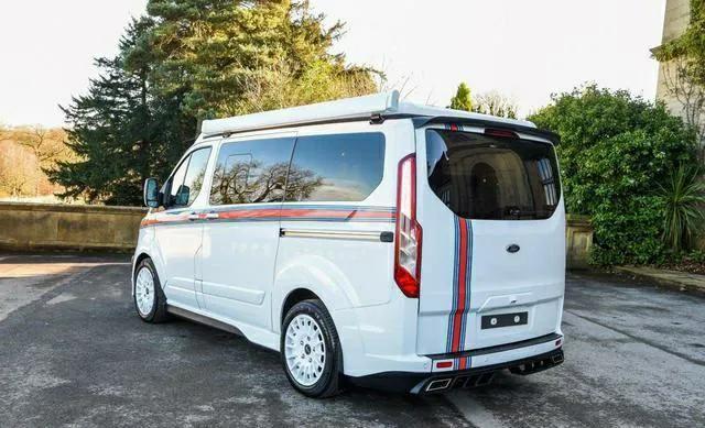 现在倒是出了很多款升顶式房车,还有像途锐欧这样子mpv车型改造的小型