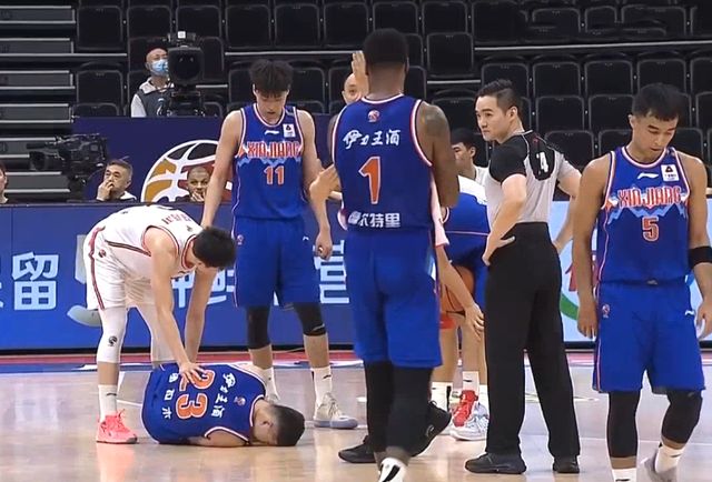 CBA揪心1幕 男篮两大国手空中相撞，杜锋送安慰，新疆王牌真硬汉休闲区蓝鸢梦想 - Www.slyday.coM