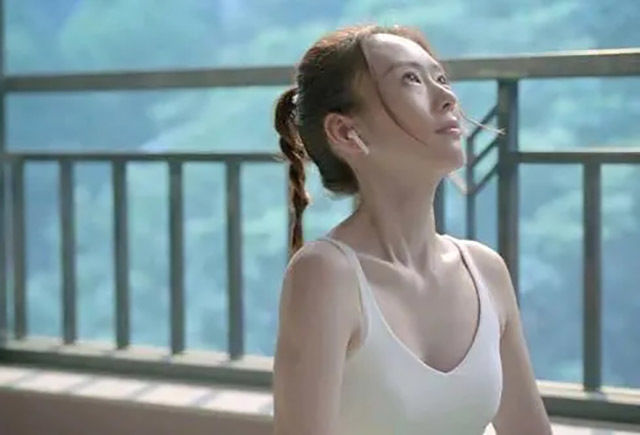 童瑶的健身照火了穿露脐背心在阳台上健身衣着清爽身形傲人