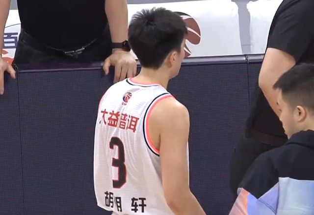 CBA揪心1幕 男篮两大国手空中相撞，杜锋送安慰，新疆王牌真硬汉休闲区蓝鸢梦想 - Www.slyday.coM