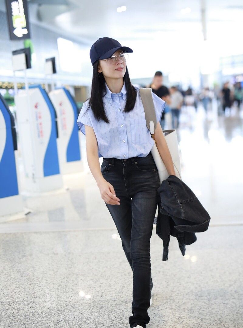 董洁的身高不算是非常高挑的类型,但是她在穿搭的时候非常会搭配,利用