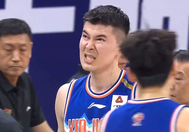 CBA揪心1幕 男篮两大国手空中相撞，杜锋送安慰，新疆王牌真硬汉休闲区蓝鸢梦想 - Www.slyday.coM
