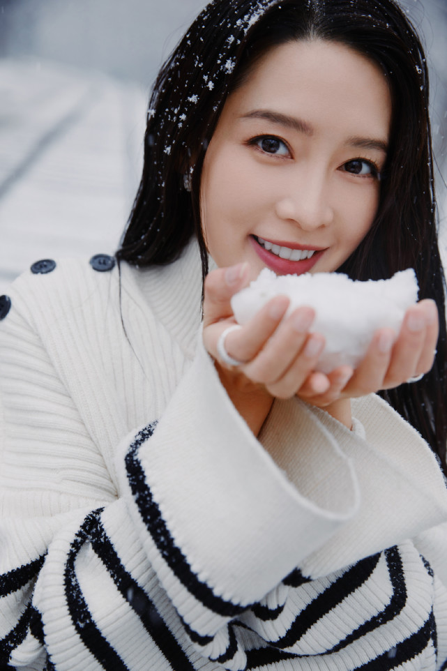 李沁晒雪景写真美照笑容甜美超治愈活泼开朗惹人爱