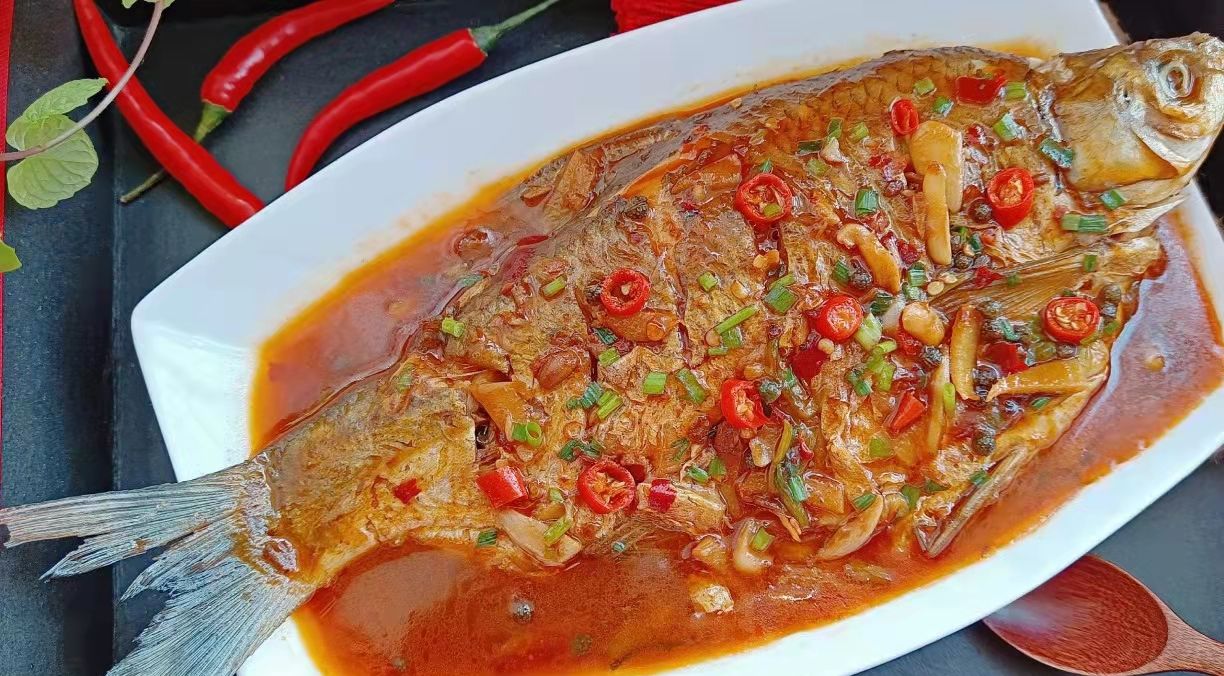 红烧武昌鱼制作食材:武昌鱼,小葱,生姜,大蒜,小米辣,花椒制作步骤:1