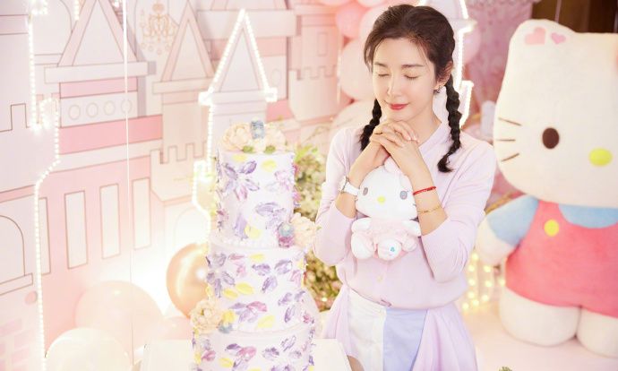 现场被用心布置过的hello kitty主题的生日"会场"也让李冰冰直言:"我