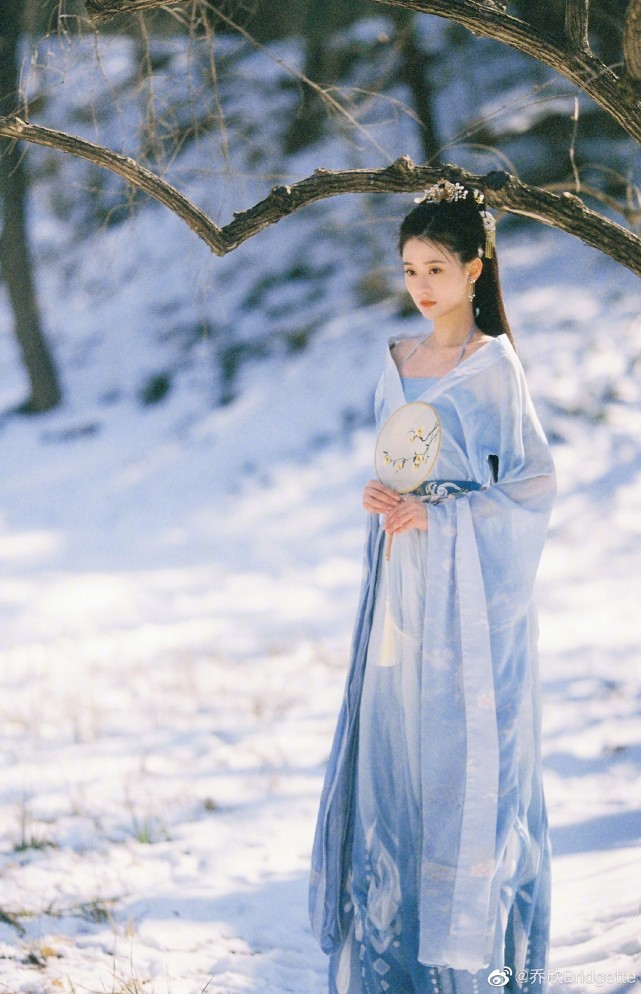 乔欣古装雪景照曝光,楚楚动人有灵气,身材窈窕超养眼|乔欣|灵气|古装_