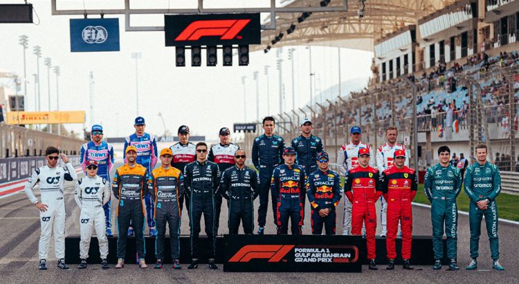 创纪录！周冠宇F1首秀 超越汉密尔顿太经典 反超死敌米克舒马赫休闲区蓝鸢梦想 - Www.slyday.coM