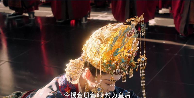 饰演的刘娥以及郭皇后等人佩戴的凤冠头饰应该都是使用了翠鸟羽毛的