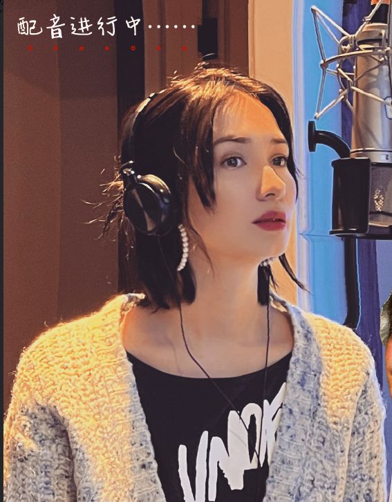 卢靖姗一直十分优秀,当初一边创作一边兼职当模特,还当过主持人!