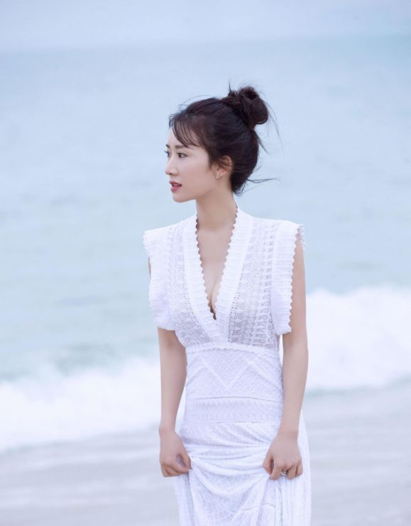 李念穿衣挺有心机的身材娇小穿大v领的裙子却不违和很有韵味