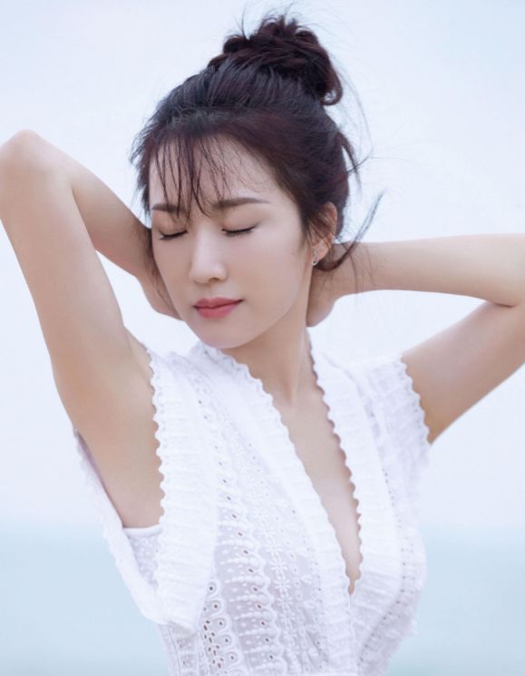 李念穿衣挺有心机的身材娇小穿大v领的裙子却不违和很有韵味