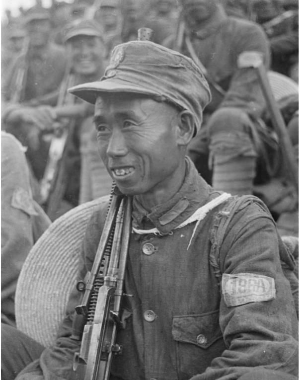 真实的八路士兵影像又瘦又黑根本不像电视剧里演的