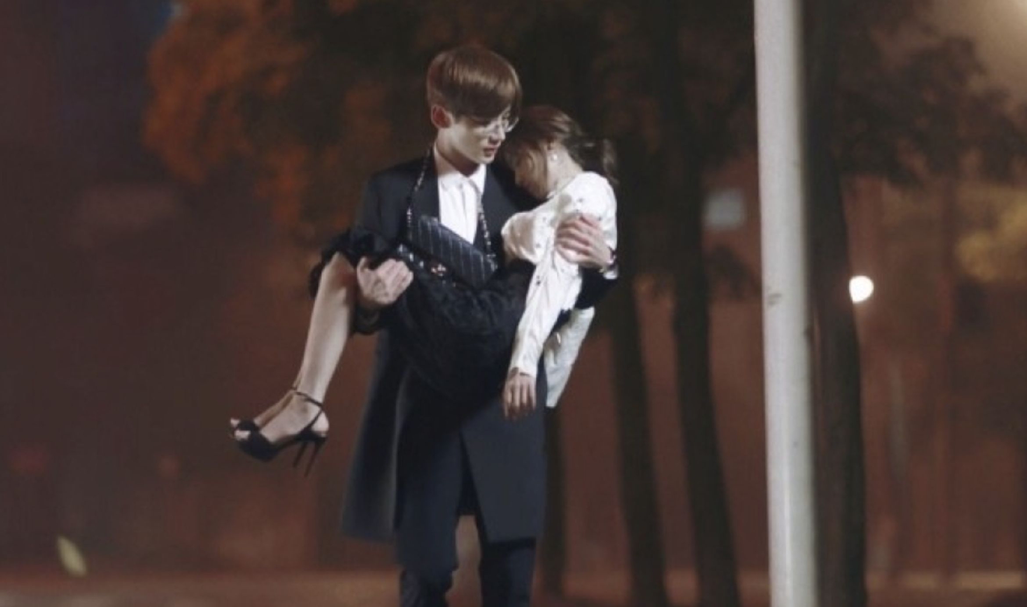 电视剧中的公主抱为啥都那么轻松当镜头拉远梦幻破灭了