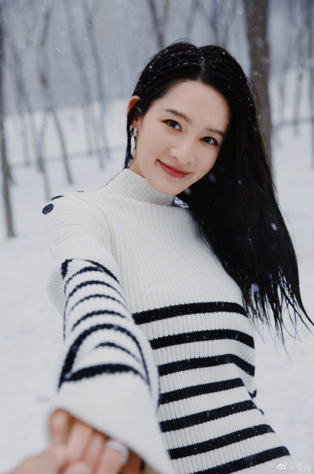 李沁晒雪景写真美照笑容甜美超治愈活泼开朗惹人爱