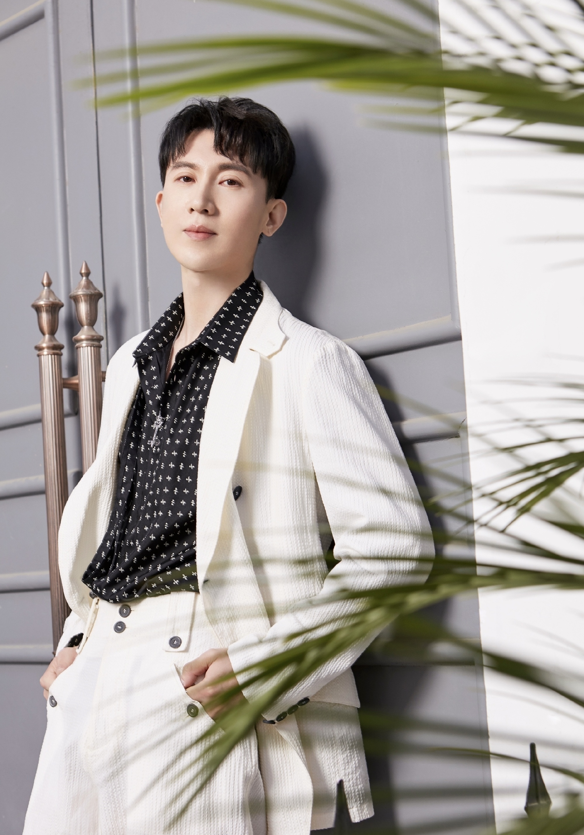 据悉,在校期间王龙华便一心扎在了舞台剧上,以此来提升演员的基本功