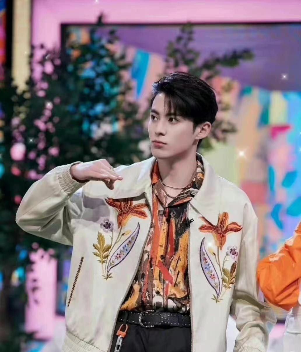 王鹤棣与美女同回家中,对方身材高挑,二人情侣装很显眼__财经头条