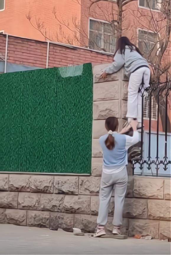 学校封闭管理女大学生翻铁栅栏出学校画面让人哭笑不得