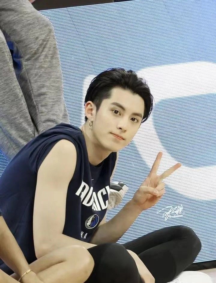 王鹤棣与美女同回家中,对方身材高挑,二人情侣装很显眼__财经头条