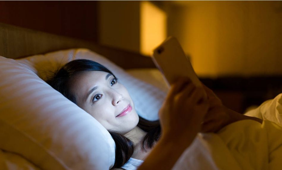 年轻人睡不着，是放不下手机了吗？年轻人睡不好要怎么做？休闲区蓝鸢梦想 - Www.slyday.coM