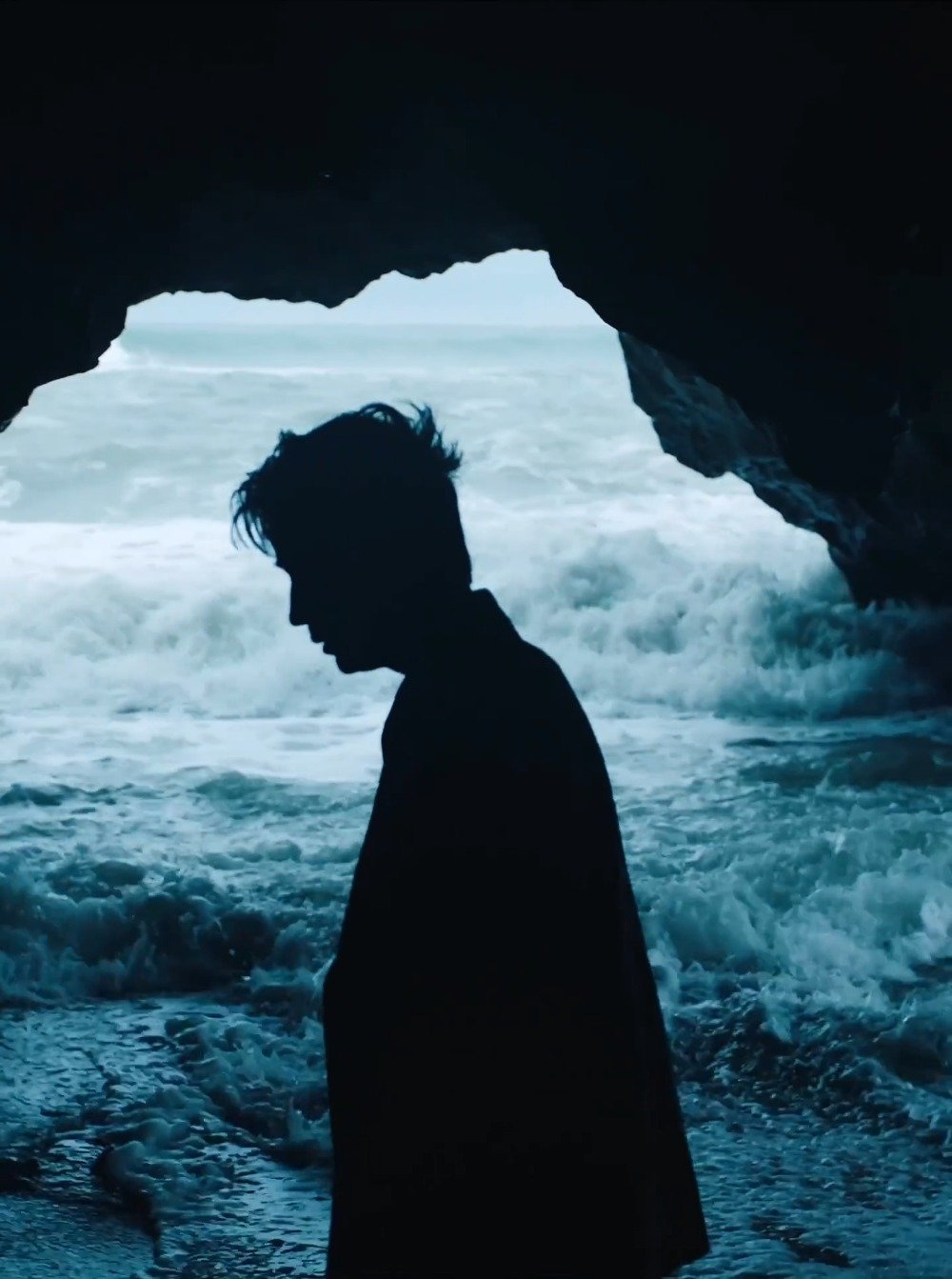 朱一龙时尚芭莎四月刊封面人物朱一龙在角色中探索人生的意义也在生活