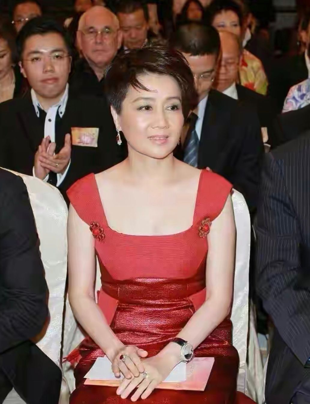 梁安琪带儿女亮相穿红色吊带裙配皮草披肩站c位比孩子们抢眼