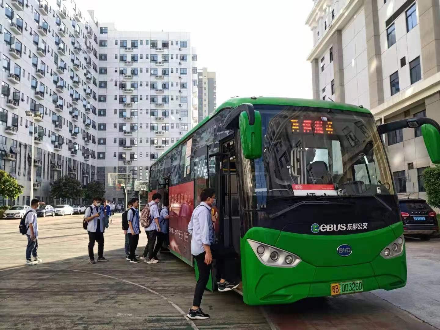 东部公交e巴士助力企业恢复生产经营,3月14日至20日,共投入8台车,为