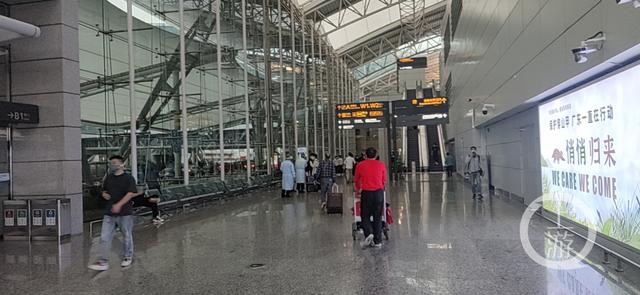 东航载132人客机坠毁，白云机场人员持MU5735引导牌休闲区蓝鸢梦想 - Www.slyday.coM